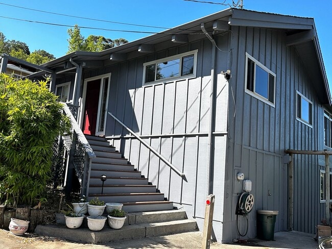 Building Photo - Three bedroom, two bathroom home with gorgeous views and sunroom for rent in the hills of Fairfax!