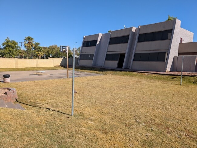 Building Photo - Los Prados Townhome with in unit laundry