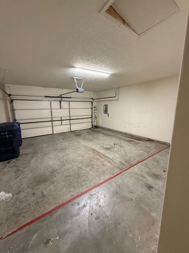 Building Photo - Spacious 3 Bedroom 2 Bathroom and 2 Car Garage in beautiful NE Heights Neighborhood !