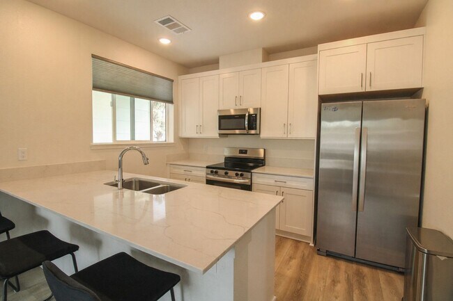 Building Photo - Modern 3-Bedroom, 2-Bathroom Apartment on Murray in San Luis Obispo