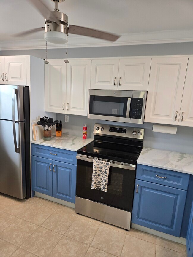 Building Photo - 9490 S Ocean Dr