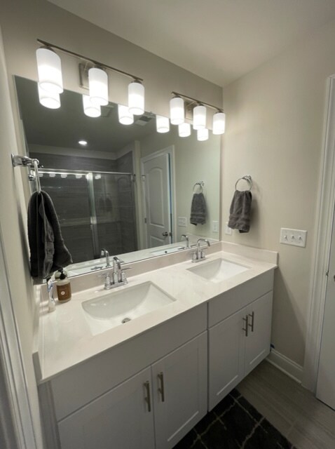 Master vanity in identical t/h - 866 Longleaf Ln