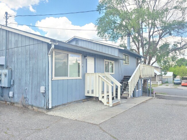 Building Photo - 2410 E Queen Ave
