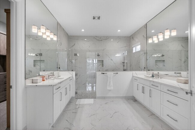 Building Photo - 9249 Crestview Cir