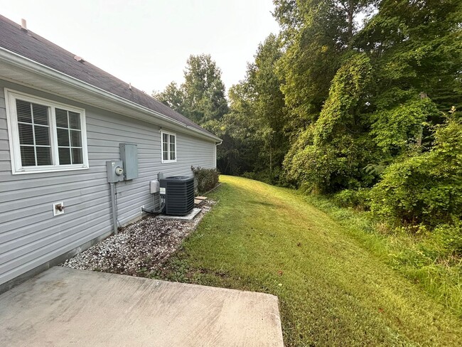 Building Photo - Reduced to $1395! 3 bed/2 bath home in Hig...