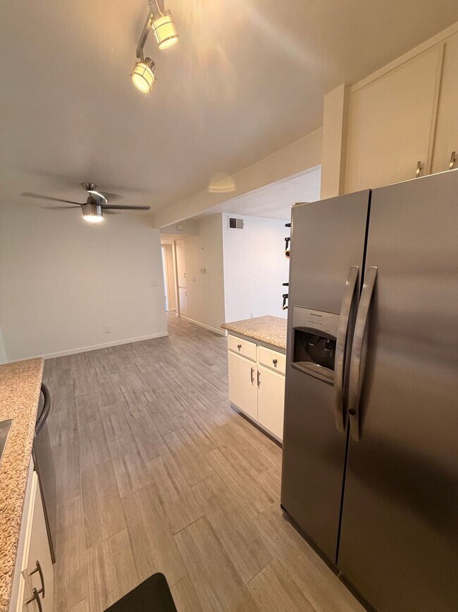 Building Photo - Updated 2 Bed, 2 Bathroom Condo For Rent w/ Parking! - South Coast Metro