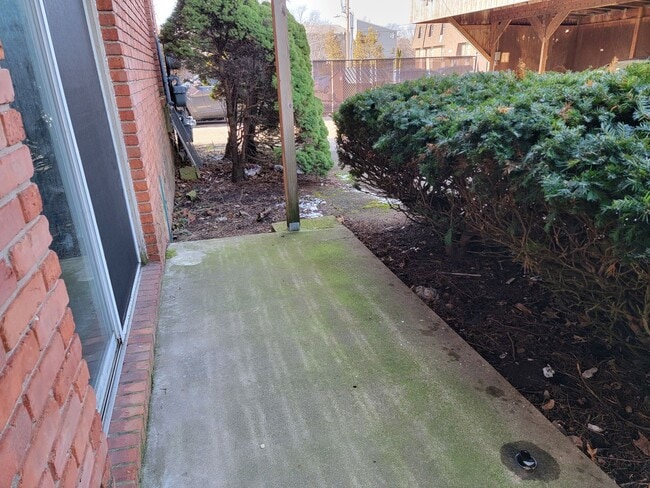Building Photo - Renovated 2 Bedroom Apartment Conveniently...