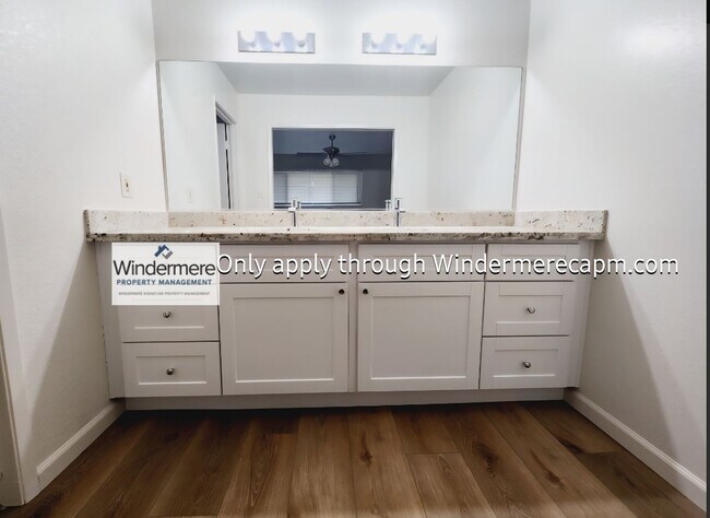 Building Photo - Gorgeous Halfplex in the heart of Carmichael! Available Now!