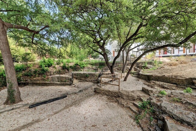 Building Photo - 9 bed 4 bath, available 2026!!