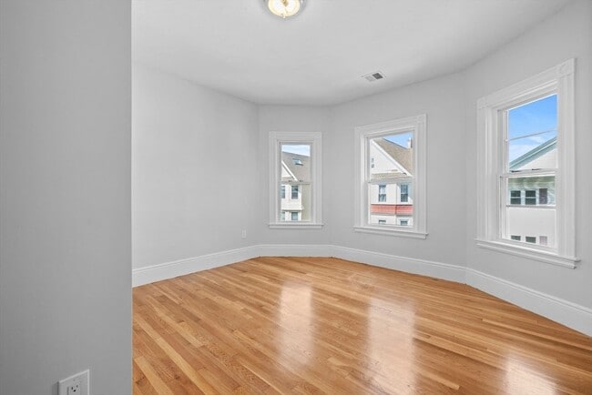 Building Photo - 67 Romsey St