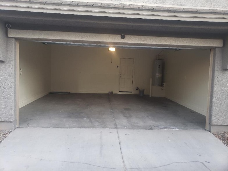 Building Photo - 5750 W Raymond St