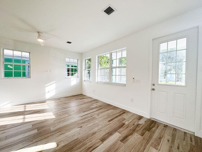 Building Photo - 313 N M St