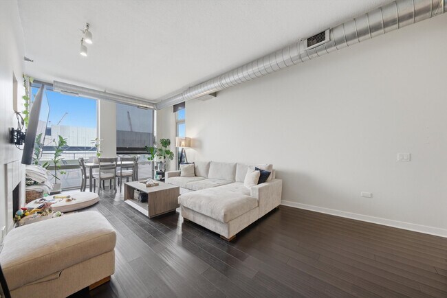 Building Photo - 720 N Larrabee St