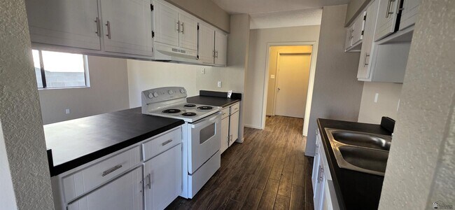 Building Photo - 1276 S Pagent Ave