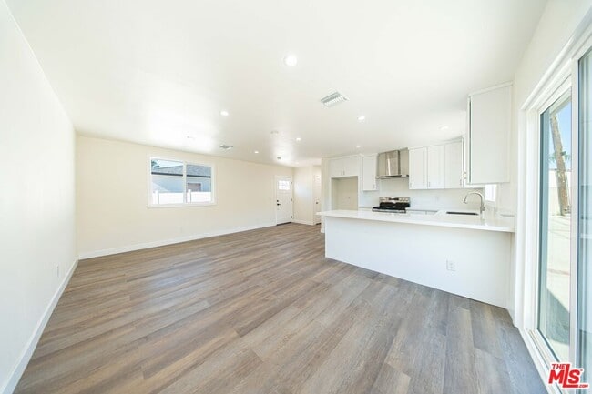 Building Photo - 8430 Glenoaks Blvd