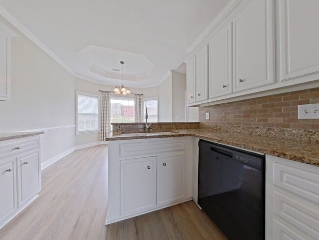 Building Photo - 4858 Somerset Dr