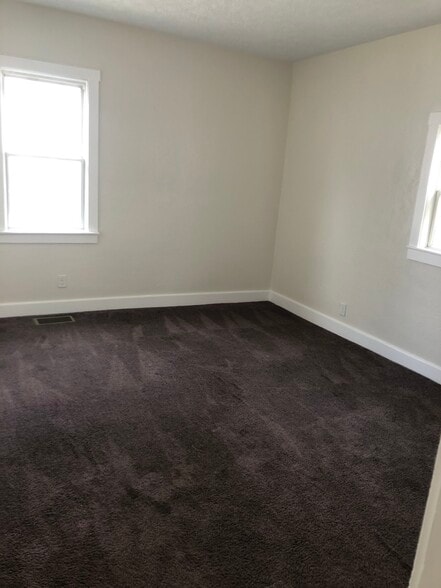 Bedroom - 620 W Walnut St