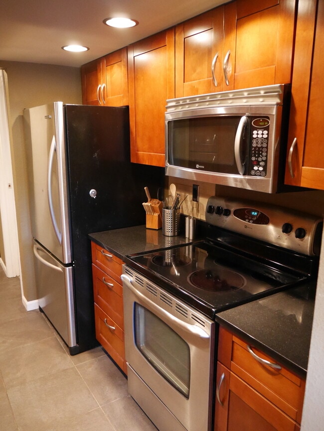 Building Photo - Spacious 1 Bedroom Near Kirkland Waterfront!