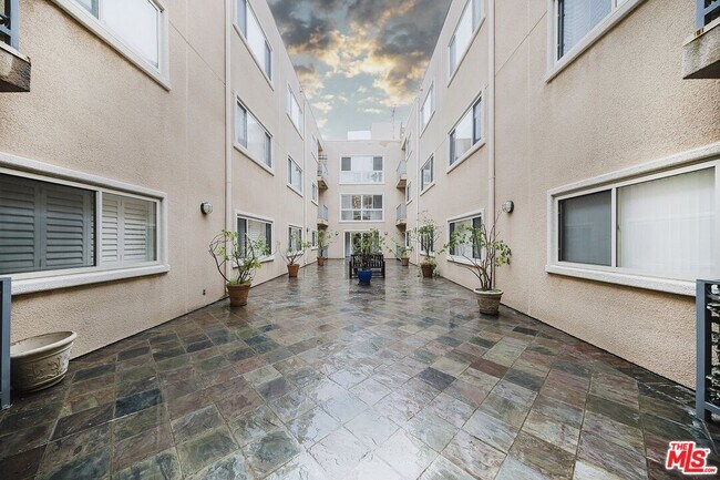 Building Photo - 937 12th St