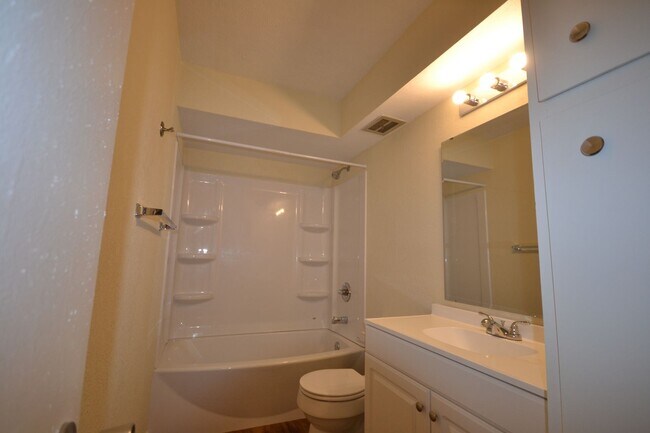 Building Photo - Bolivar MO 1 Bed, 1 Bath Apartment