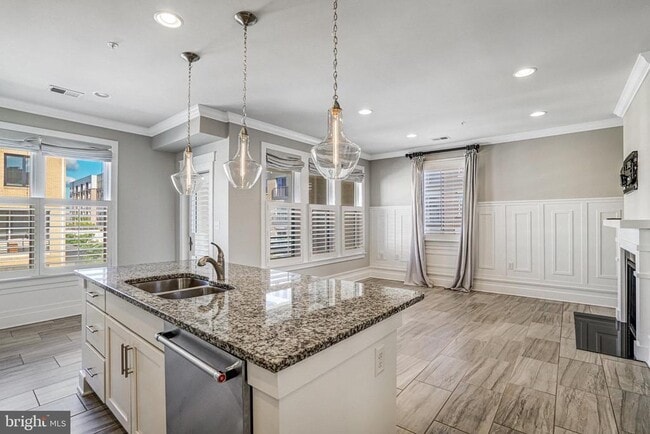 Building Photo - 621 Bluemont Ave