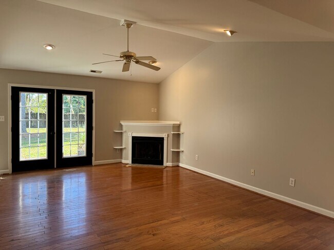 Building Photo - Charming Cul-de-Sac Home