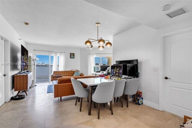Building Photo - 1627 SW 37th Ave