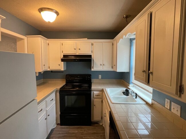 Building Photo - 1901 E Lindsey St