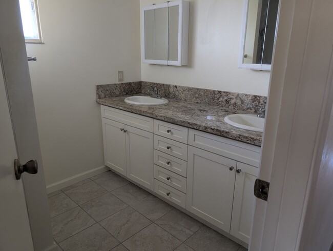 Building Photo - Updated Home!