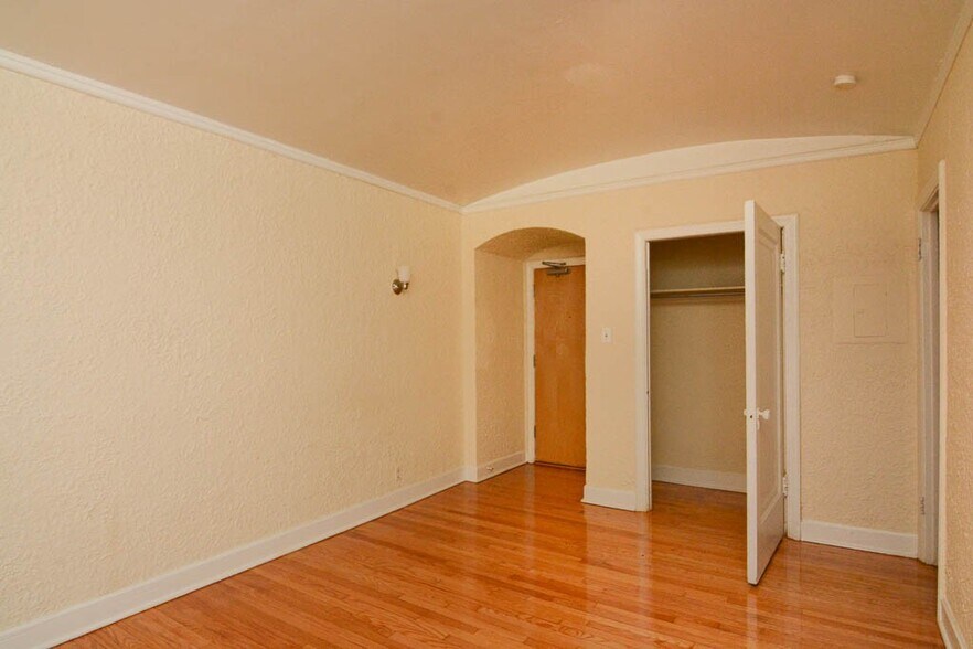 Building Photo - 562 W Arlington Pl