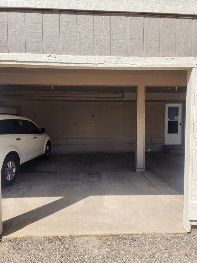 Building Photo - Updated 3 Bedroom Townhome in Great Area!