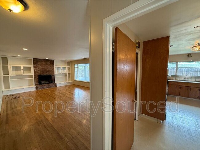 Building Photo - 1537 Maplewood Dr