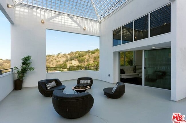 Building Photo - 3624 Avenida Del Sol