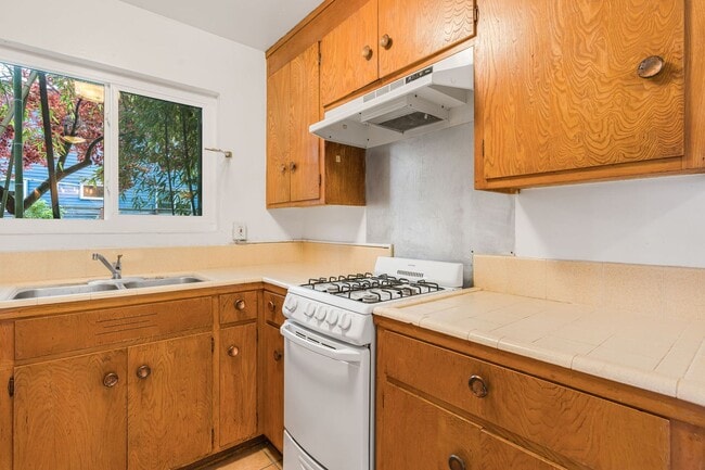 Building Photo - Spacious 1-Bedroom Apartment in South Shat...