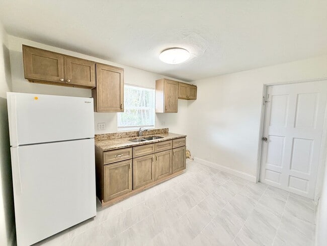 Building Photo - 618 6th Ave