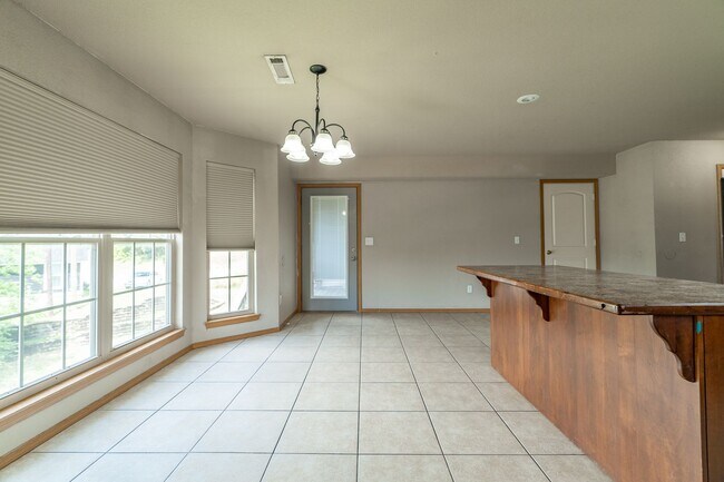 Building Photo - 4 Bedroom 2.5 Bath Townhome near UofA!  Available in August!!