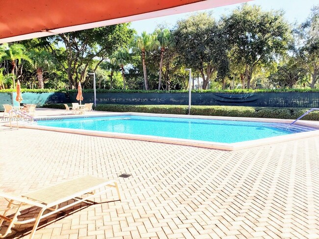 Building Photo - 3101 N Country Club Dr