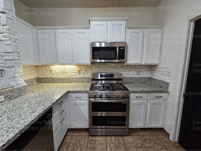 Building Photo - 3 bedroom/ 2.5 bathroom 2 story home.