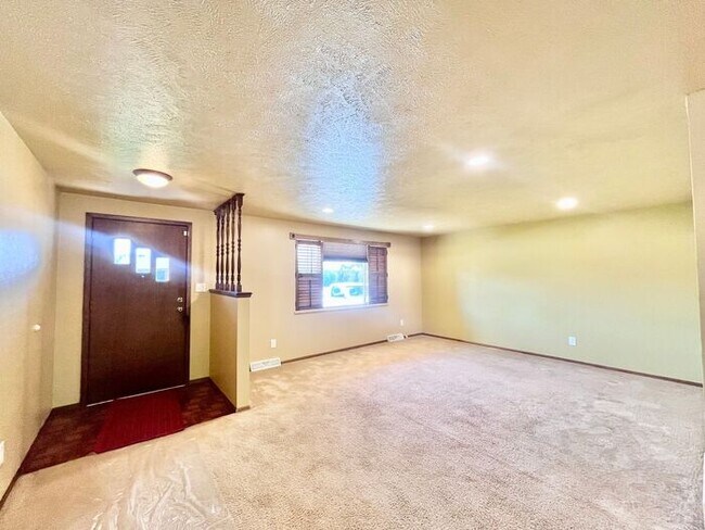 Building Photo - 3 Bedroom - 2 Bath Ranch Home with 2 Car A...