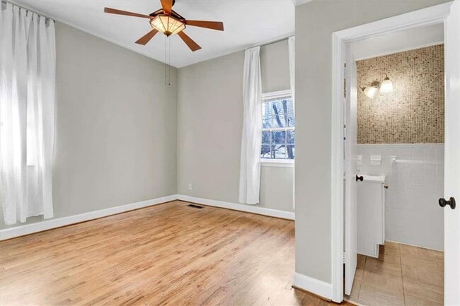 Building Photo - 952 Myrtle St NE