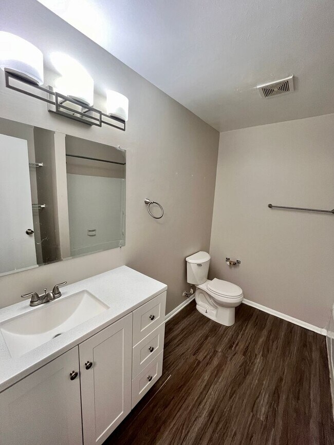 Building Photo - Spacious 2-Bedroom Apartment for Rent in Chesterton – Prime Location and Comfort