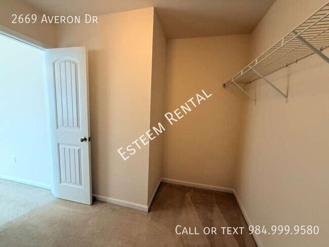 Building Photo - 2669 Averon Dr