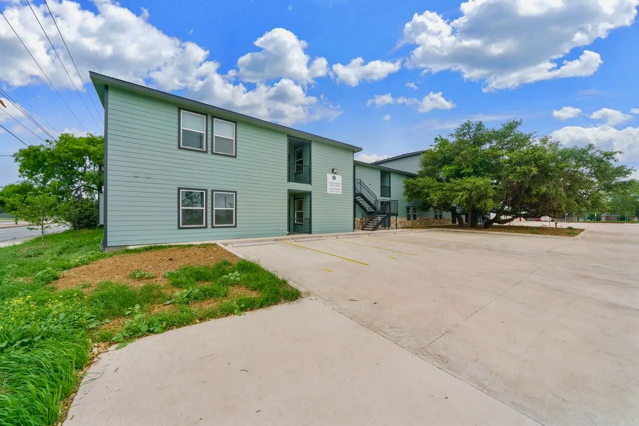 Building Photo - 903 Canterbury