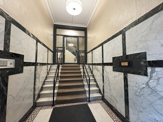 Building Photo - 382 Riverway