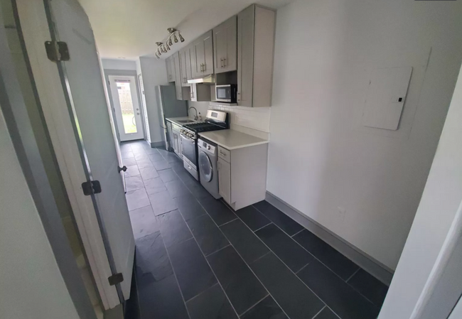 Building Photo - Modern 1 Bedroom Abode Off of H Street! Pa...