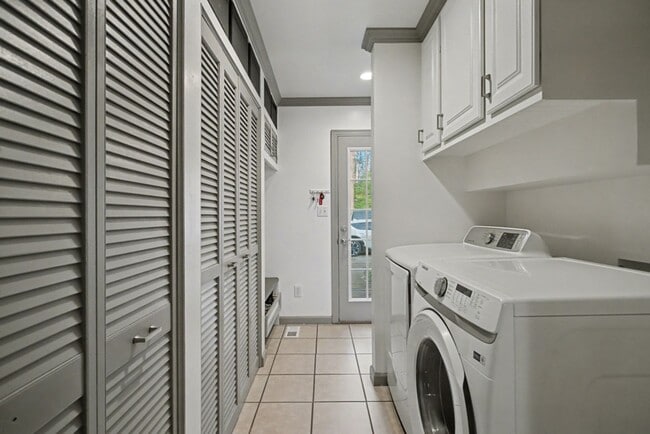 Building Photo - 4 bedrooms with 2 ensuites-close to shopping.