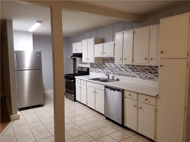 Building Photo - 4 bedroom 2 bath