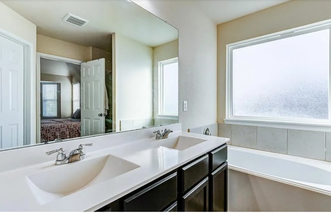 Building Photo - 21126 Fox Hillside Way