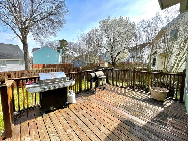 Building Photo - 3 Bedroom 2.5 Bathroom Home w/ 1 car garag...