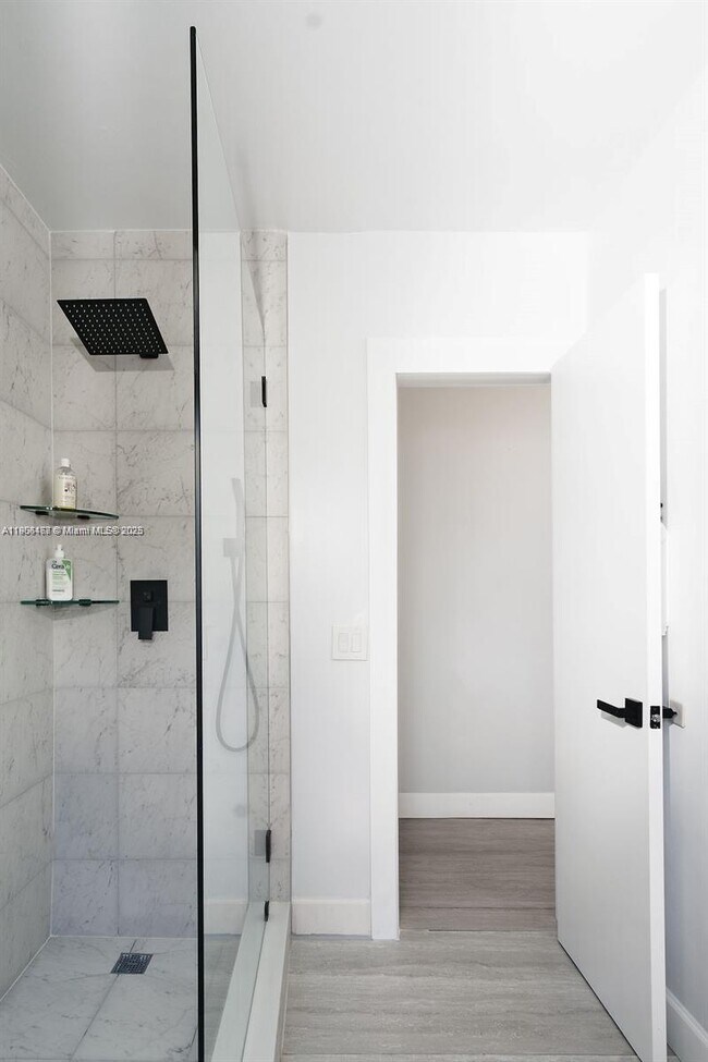 Building Photo - 1110 NE 100th St